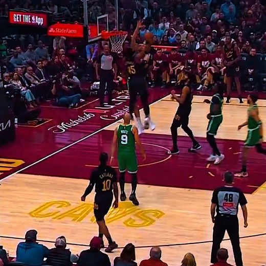 This dunk was absolutely crazy 😳 #nba #basketball