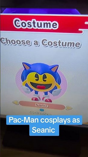 Pac-Man cosplays as Seanic
