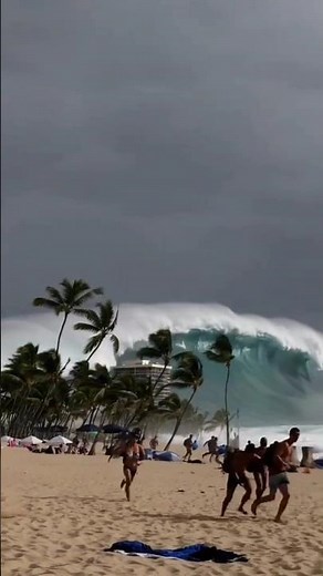 🌊 Why Does the Ocean Suddenly Pull Back?#facts #viral #amazingfacts #shorts #ocean