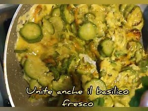 Zucchine e fiori di zucchine in padella, un ottimo contorno di stagione.