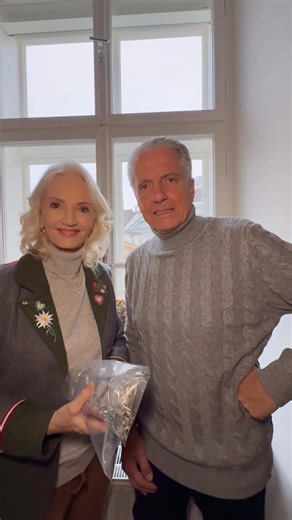 🎤Heike Werner v. Niessen & Jochen A. Werner 🎬 on Instagram: "POV: Möbel aufbauen für die Wohnung 🏠 Anleitung genau gelesen 📖✔️ alles befolgt 🧠 …und trotzdem bleiben Schrauben übrig 🔩🤨 Passt natürlich auch nie beim ersten Mal 😅 Unsere Talente liegen wohl woanders 🤡 Geht’s euch auch so? 👀👇 #fyp #foryoupage #handwerker #realität #couplelife"