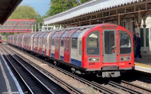 「1900年开通 深层线路」伦敦地铁中央线 1992 Stock型列车进出Leyton站（Central Line / TFL / London Tube）