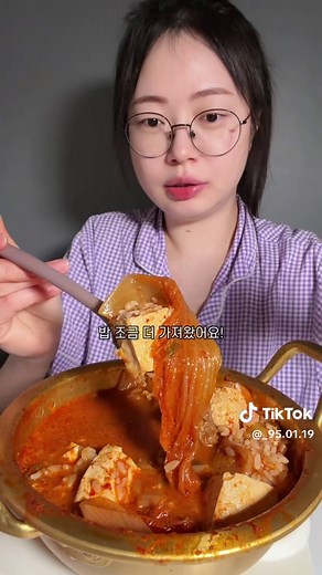 맛있는 김치찌개와 집밥으로 든든한 한상 차림