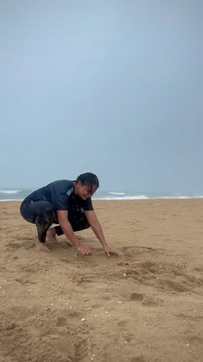 Crawling on the beach, especially in the rain, is a joy. Always training with Anu gives deeper satisfaction and new perspectives. She is super open to any movement, which she will do with a lot of curiosity and joy. In one of the training sessions, she did foot hand crawling and inverted crawling in the sand. There was a little elevation in the sand, which made both movements slightly challenging. In the third round, she found the rhythm and technique for going up and down in both the crawl. Bot