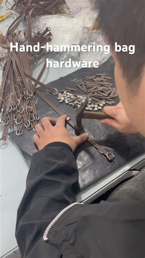 Use a hammer in a bag factory.#manufacturingprocess #hardware #bagfactory #satisfying #howitsmade