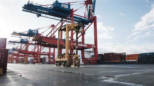 Container- und Autoterminal Bremerhaven: Hier schlägt das Herz der globalen Logistik! Mit einer Kajenlänge von 5 Kilometern und 14 Liegeplätzen für Großcontainerschiffe zählt der Containerterminal Bremerhaven zu den größten Anlagen in Europa und ist der zweitgrößte in Deutschland. Täglich werden hier Warenströme aus aller Welt effizient, nachhaltig und hochproduktiv abgefertigt. Auch der Autoterminal setzt Maßstäbe: Auf einer Fläche von 240 Hektar werden jährlich rund 1,5 Millionen Fahrzeuge umg