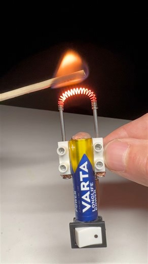 In this video I show you an amazing trick: how to start a fire using only a battery and nickel wire. A simple and fast method, ideal for emergency situations or outdoor adventures. Discover how to use this life hack to always be prepared for any eventuality!#LifeHack #StartFire #DIY #Survival #UsefulTricks #Emergency #Camping #OutdoorSkills | Rodaolok