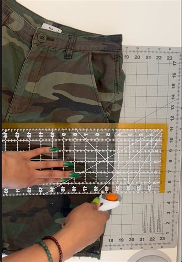 You don’t need a sewing machine to start upcycling. This is my beginner-friendly DIY/ upcycling toolkit. These are the tools I use the most, the foundation behind almost every project. Because what? 🗣️ We got clothes at home! Tools are linked on my LTK