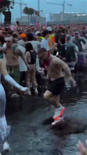 Rain couldn’t stop him 😍 #electronicmusic #techno #dj #rave #festival