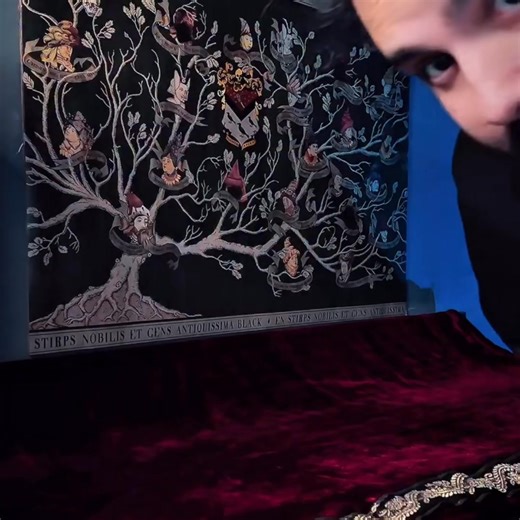 🎁 GoChess Wizard is just like the official Wizard’s Chess set inspired by Harry Potter. Except this one lights up. Coaches strategy. And connects to millions of players worldwide. ✨ 32 levels of difficulty ✨ Glowing move hints for better gameplay (optional feature) ✨ Movie-authentic design straight from the dungeon scene ✨ App experience & global connectivity You won’t just give a gift. | Particula