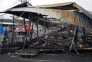 Cheb: Großbrand auf Asia-Markt an deutsch-tschechischer Grenze - inSüdthüringen
