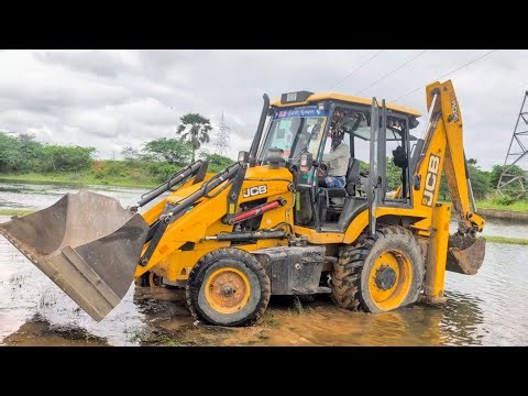 Hardworking JCB Operator & Helper Washing Backhoe Loader in Deep Water!