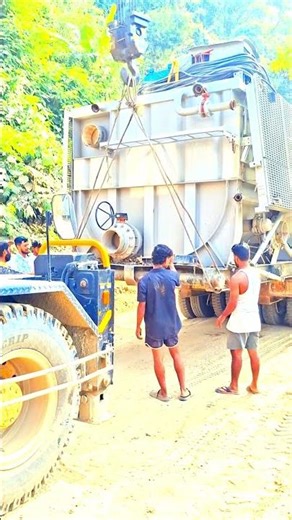 Heavy Machine Lift ka Jabardast Scene 💪 | Road Work ka Real Video | Transformer Loading #shorts