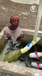 En el mundo de la piscicultura, entender y gestionar los parámetros del agua es fundamental para mantener la salud de los peces y evitar mortalidades inesperadas. A continuación, te explicamos de manera sencilla cómo medir e interpretar estos parámetros, enfocándonos en un ejemplo específico con niveles de amonio, pH y temperatura. Importancia de la Relación pH - Temperatura - Amonio total. Es fundamental entender que el amoníaco es la forma peligrosa del amonio total y su concentración puede va