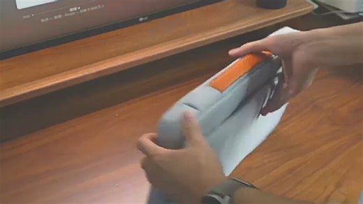 入手笔记本后，一款实用的电脑包必不可少。选择轻便耐磨、分区合理的背包，能有效保护设备，通勤出行更省心。推荐考虑含有缓冲层、防水材质的款式，兼顾散热与安全，让日常