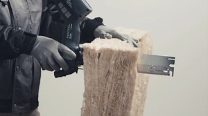 De revolutie bij isolatiezagen. Voor het zagen uit de vrije hand en geleid zagen met geleiderail en aanslagsysteem. Voor het zagen op het dak, op een stelling of op de vloer. Voor mineraalvezel- of natuurvezelisolatiemateriaal of PUR-isolatieplaten. De ISC 240 overtuigt in elke situatie op het gebied van mobiliteit, toepassingsverscheidenheid en efficiëntie. | Festool