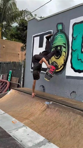 Absolute STEEZE on the mini ramp! 💎 #skateboarding #skateboard #skate #extremesports #longboarden