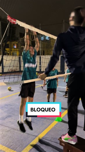 Bloqueo en Voleibol: Técnicas y Animaciones