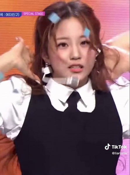 Heart-wrenching Crowd Reaction to Emotional Performance