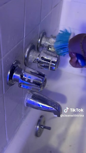 Happy Sunday babesss✨💖 This video is a fail.. I should’ve used a sponge first to get this more sudsy! But, it smelled amazing😍😭 #CleaningTikTok #CleanTok #SatisfyingCleaning #Asmr #Sudsy #Satisfying #CleanWithMe #CleaningAsmr #ScrubbingAsmr #ShowerCleaning #BathroomClean