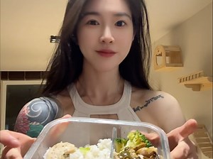 吃个饭 二头充血了 嘿嘿（其实是今天练了手臂和胸）