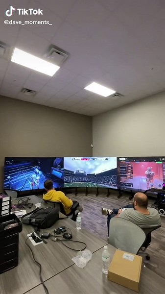 Pretty cool having split screens 😎 #dave #vanguardled #gaming #tech #tiktok #fyp #football #madden #nfl