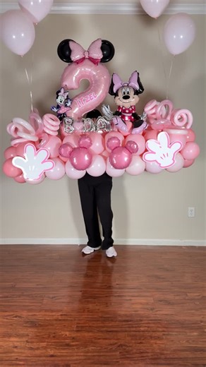 Carolina Reyes on Instagram: "Minnie Balloon Table Runner 🎀💖 Special moments, beautifully celebrated 🎈 Un toque especial para un día especial🥳🎈✨ #PartyShine by @shinyfiesta"