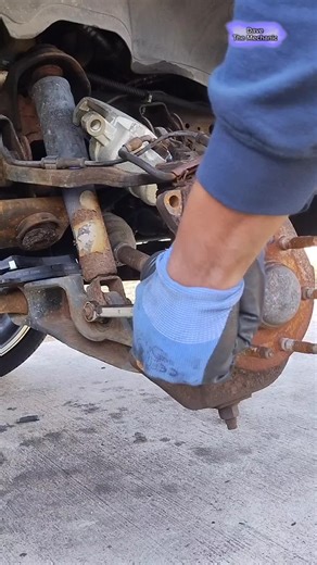 A must have tool for every mechanic. using a wrench extender #mechanictips #wrenchextender #wrench #automotive