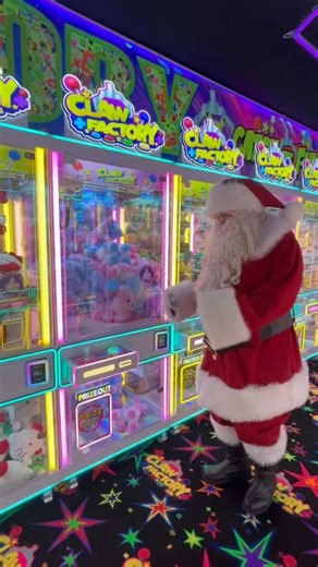 🎅 Santa’s got game! Watch him play our claw machines—and guess what? He’s here at Claw Factory for free photos until 5 PM today! Don’t miss out on the fun! #ClawFactory #SantaFun #FreePhotos #ClawMachineMagic | Claw Factory