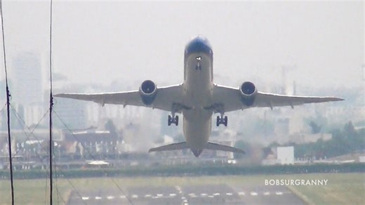 Watch this Boeing 787-9 stand on its tail - "A heavy jet has no right doing this"