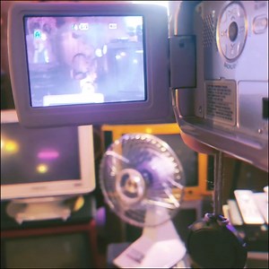 13 reactions | JVC quay băng Mini DV. Mới cầm theo đi tour một chuyến về, giờ báo lỗi quay được nhưng không record được. Chán bán 189k. Máy và pin theo máy. Giá 189k, với giá này các bạn trong nghề, những bạn đang chơi dòng này sẽ biết, chưa mua được cục pin. Bán vì không muốn nhìn thấy để mà luyến lưu, bán vì chán! | Depmely.com.vn: Unique 1990s Hi-tech Media | Facebook