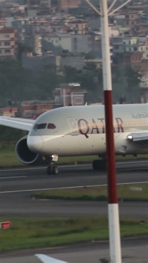 🛬🇶🇦🇳🇵Qatar Airways Dreamliner Touchdown in Kathmandu! | OTHH–VNKT| Stunning Thrust Reversal! #shorts