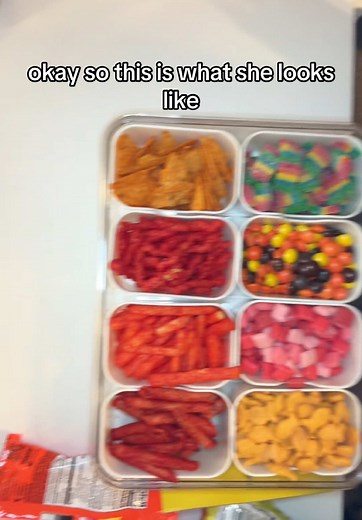 Pack my snack box for a tournament🍿 •what’s your favorite snack in here?? #food #snackbox #basketball #junkfood #fyp #foryou #girl #unhealthy #snacks #yum #foryoupizza