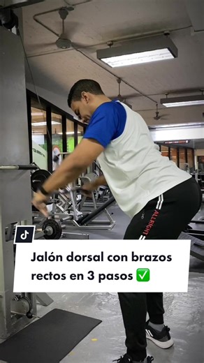 Tres pasos básicos para ejecutar este ejercicio adecuadamente. Una de las ventajas del jalón dorsal con brazos rectos sobre otros ejercicios para espalda es que, además del amplio rango de movimiento, enfatiza la acción de músculos extensores del brazo como los dorsales, deltoides posterior, cabeza larga del tríceps y demás, ya que los brazos se mantienen en una posición rígida. ¿Sientes el trabajo en tus dorsales al hacer este ejercicio? ¡Síguenos para más! #dorsales #dorsal #espalda #latissimu