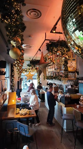 16K views · 174 reactions | Maria(h) kon niet wachten op de kerstsfeer bij Local en geef d’r eens ongelijk 殺 Eerder dan normaal, meer dan normaal... Begin deze week hebben we de kerstversiering weer opgehangen én wat zijn we blij met het resultaat! Kom langs en beleef alvast de mooiste en gezelligste tijd van het jaar bij Café Local  | Cafe Local | Facebook