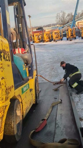 Komatsu Forklift — Equipment Load