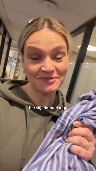 Husk å lagre denne til når du måtte trenge den 👆 Det er flere årsaker til at det kan være vanskelig å fjerne blod fra klær og tekstiler. For det første inneholder blod proteiner som binder seg til fibrene i stoffet. Når blodet tørker, setter disse proteinene seg fast og gjør flekken mer motstandsdyktig mot vanlig rengjøring. I tillegg inneholder blod jern, som kan oksidere når det kommer i kontakt med luft. Denne prosessen gjør at flekken blir mørkere og enda vanskeligere å få bort. Varme spill