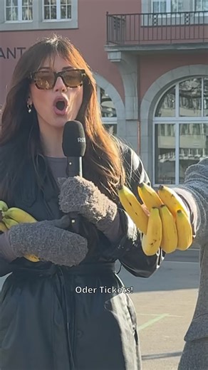 Das isch s letschtmal womer das Jahr live göhnd😭 und Lüüt, de Lohn isch da! Es git wie kei Usred meh, helfed zwei verlorne Bananeverkäuferinne hehe 🍌 Holed eu no Tickets für eusi Zuesatzshow am 14. Februar im Volkshuus Züri❤️ Link i de Bio @karin @Dara Masi #podcast #liveshow #thronfolge #schweizerdeutsch #fyp