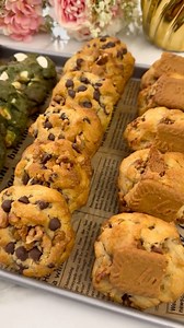 Four New York Style Chocolate Chip Cookie Recipe How to make new york style cookie using one cookie dough recipe. This recipe yields 22 cookies. Here's what you'll need: 1 and 1/3 cup cold unsalted butter (300g) 1 cup brown sugar (200g) 3/4 cup white sugar (150g) 3 large eggs 2 tsp vanilla 4 cups all purpose flour (500g) 1 tsp baking powder (4g) 1 tsp baking soda (4g) 1 tsp salt (5g) CLASSIC FLAVOR: 1/4 portion of the batter (330g) 1/3 cup chopped walnuts (40g) 1/3 cup choco chips (50g) BISCOFF 