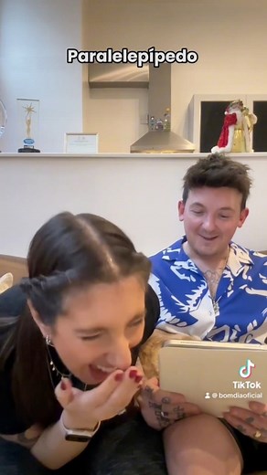 Um Escocês ousa falar / Português de Portugal / Desafio a encarar / Será que corre bem ou mal? 🤭 A Scottugueserita passou do Pit Lane para o comando do TikTok. Conheça a portuguesa a viver (e a adorar) a Escócia em bomdia.eu #scotland #portuguese #scottuguese #portugal #BOMDIAoficial #portuguesespelomundo #escocia #portugues #escoces #ingles | BOM DIA