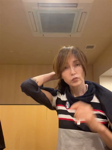 Kudo_shizuka on Instagram: "透けるような薄い生地が好きです。 軽くて暖かいストール！ 本当に役立つのです。 首に巻いたり 肩から羽織ったり。 今日は腕が寒かったので、端を軽く結びました笑 機内やレストランなど冷房が強い所に行く時にバッグに入れています。 Thank you @falconeriofficial"