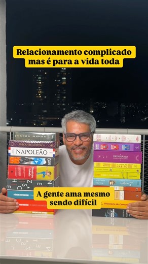 Fabio Rasi on Instagram: "Olha, ninguém disse que amar livros seria fácil... 📚 A pilha nunca diminui, o espaço na estante acabou faz tempo, a lista de leitura só cresce e aquela sensação de “tenho que ler mais rápido” não sai da cabeça. Mas sabe o que é? Eu amo do tamanho da dificuldade que é. ❤️ Porque cada página virada vale cada centímetro de espaço perdido. Cada história vale a madrugada perdida. E cada livro novo é como um troféu e vale a culpa de não ter lido os antigos ainda. 😅 É um amo