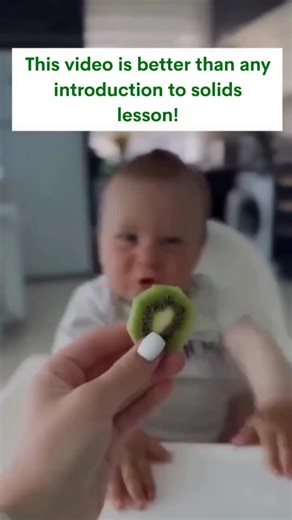 Meals for babies and children on Instagram: "🎥👶✨ “This video is worth more than any baby-led weaning class!” Have you seen the video of the baby trying kiwi for the first time? He makes such a funny face… but eats it all! 😂🥝 💡 What looks like just a cute moment is actually a valuable lesson for any mom going through the starting-solids phase. 📌 The baby isn’t making faces because he didn’t like it. He’s making faces because the flavor is new — different from what he’s used to. And guess wh