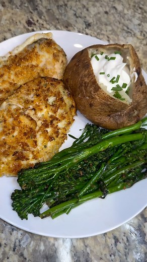 169K views · 10K reactions | Longhorn inspired Garlic Parmesan Crusted Chicken 襤襤This was definitely a 10 would recommend! #longhorn #parmesan #chicken #dinner #dinnerideas #weeknightdinner #cooking #cookingathome #cookingtime #cookingwithlove #delicious #dinner #eat #eating #food #foodblogger #foodie #foodies #foodlover #foodporn #foods #foodstagram | Raven Hall | Facebook