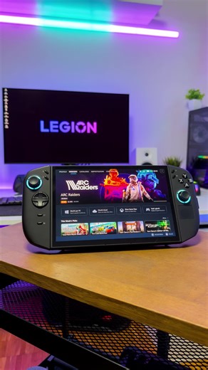 Ho avuto la possibilità di provare la Lenovo Legion Go 2 per qualche settimana e devo dire che mi ha davvero sorpreso. La prima cosa che noti è il display grande e luminoso: giocare su una handheld con uno schermo così cambia completamente l’esperienza. Colori vivi, tanta immersione e una qualità che non ti aspetti da un dispositivo portatile. Le prestazioni sono solide, tutto gira fluido, ma la cosa che ho apprezzato di più è la versatilità. I controller si staccano, quindi puoi appoggiarla sul