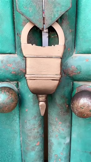 Il installe un cadenas impossible à ouvrir.