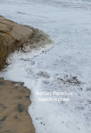 Cyclone Alfred coming in hot #alfred #cyclone #cyclonealfred #queensland #fyp #foryoupage #goldcoast #surfersparadise #beach #coastalerosion