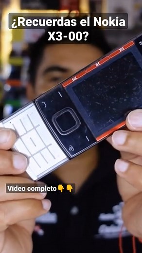 ¿Recuerdas el Nokia X3-00? Retro Celulares 👇Video Completo aquí👇 https://youtu.be/fSUyBkSggtY Con su diseño ligeramente cuadrado, Este móvil en el año 2010 quizás no era precisamente atractivo. Nokia también agregó tres teclas de música en el borde izquierdo de la pantalla para permitirte saltar hacia adelante y hacia atrás a través de las pistas, así como iniciar y pausar la reproducción. Este junto al Nokia x6 que tenía symbian, fueron los primeros de la SERIE X de la finlandesa Nokia. El x3