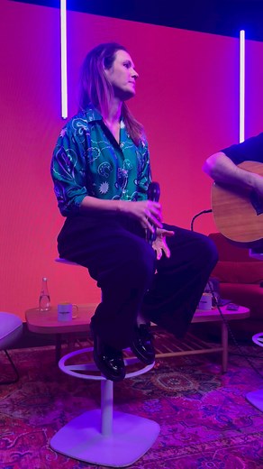 "Ta meilleure amie" par Lorie Pester en mini-showcase à l'occasion de la présentation des nouveaux formats sociaux. #lorie #loriepester #showcase | Purecharts