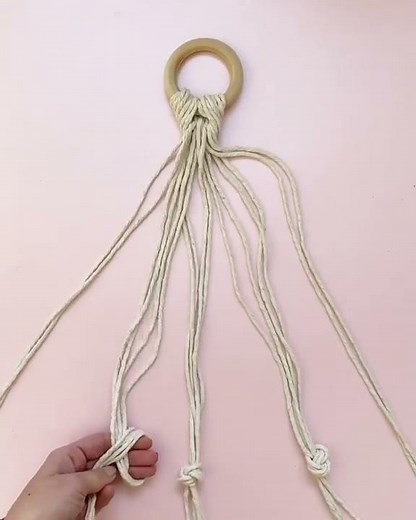 Cuelga macetas fácil con macramé / soga
